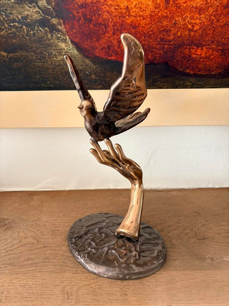Bronzen sculptuur van een hand en duif - Yves Lohe, Antiek en Kunst, Ophalen of Verzenden