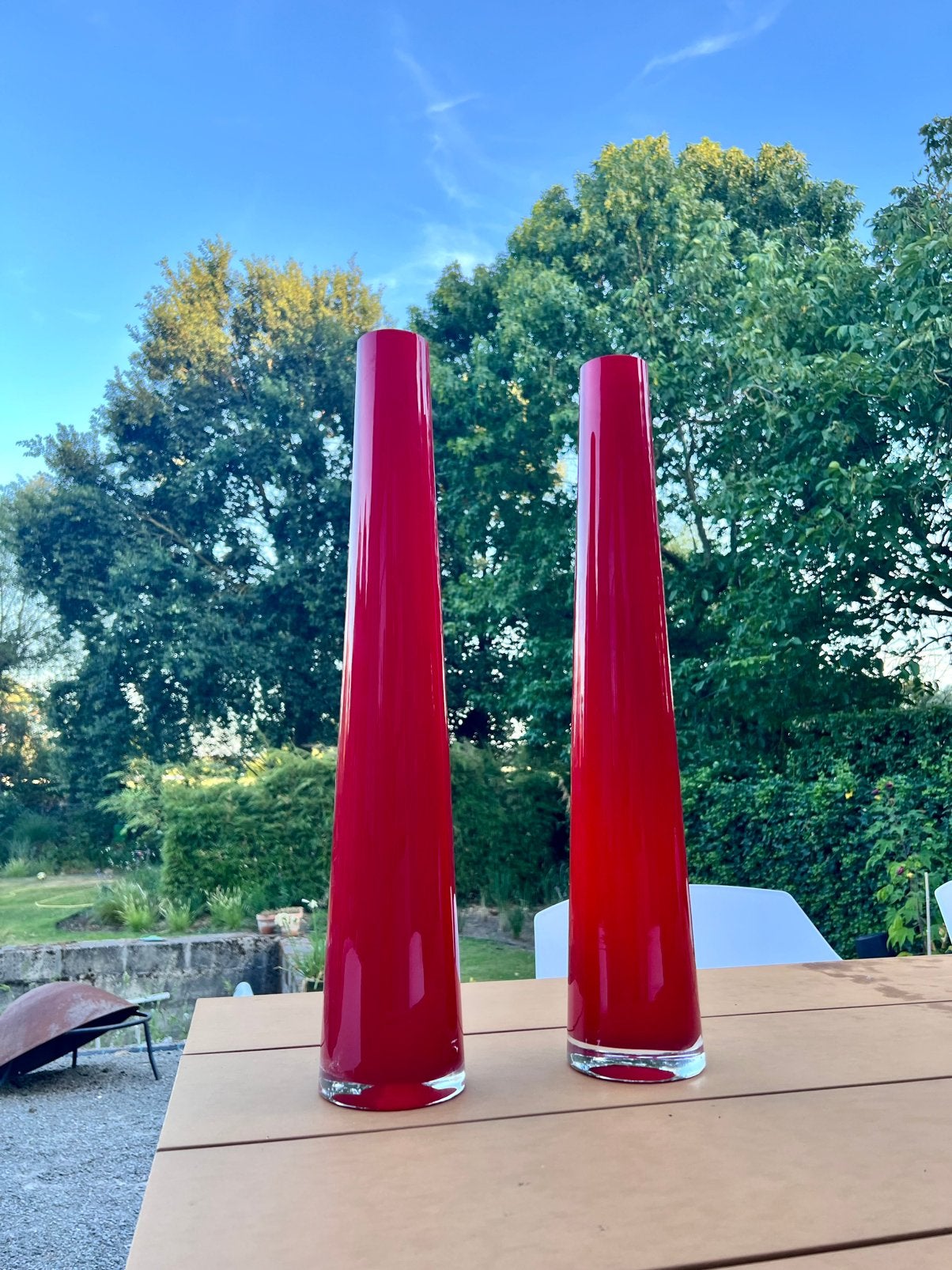 hoge, slanke designvazen 2 x 120€, Huis en Inrichting, Ophalen, Zo goed als nieuw, Rood, Glas