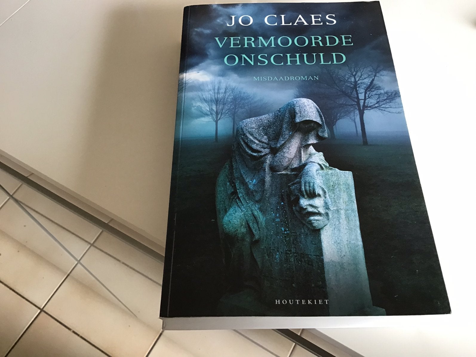 Vermoorde onschuld - Jo Claes, Boeken, Ophalen of Verzenden, Zo goed als nieuw