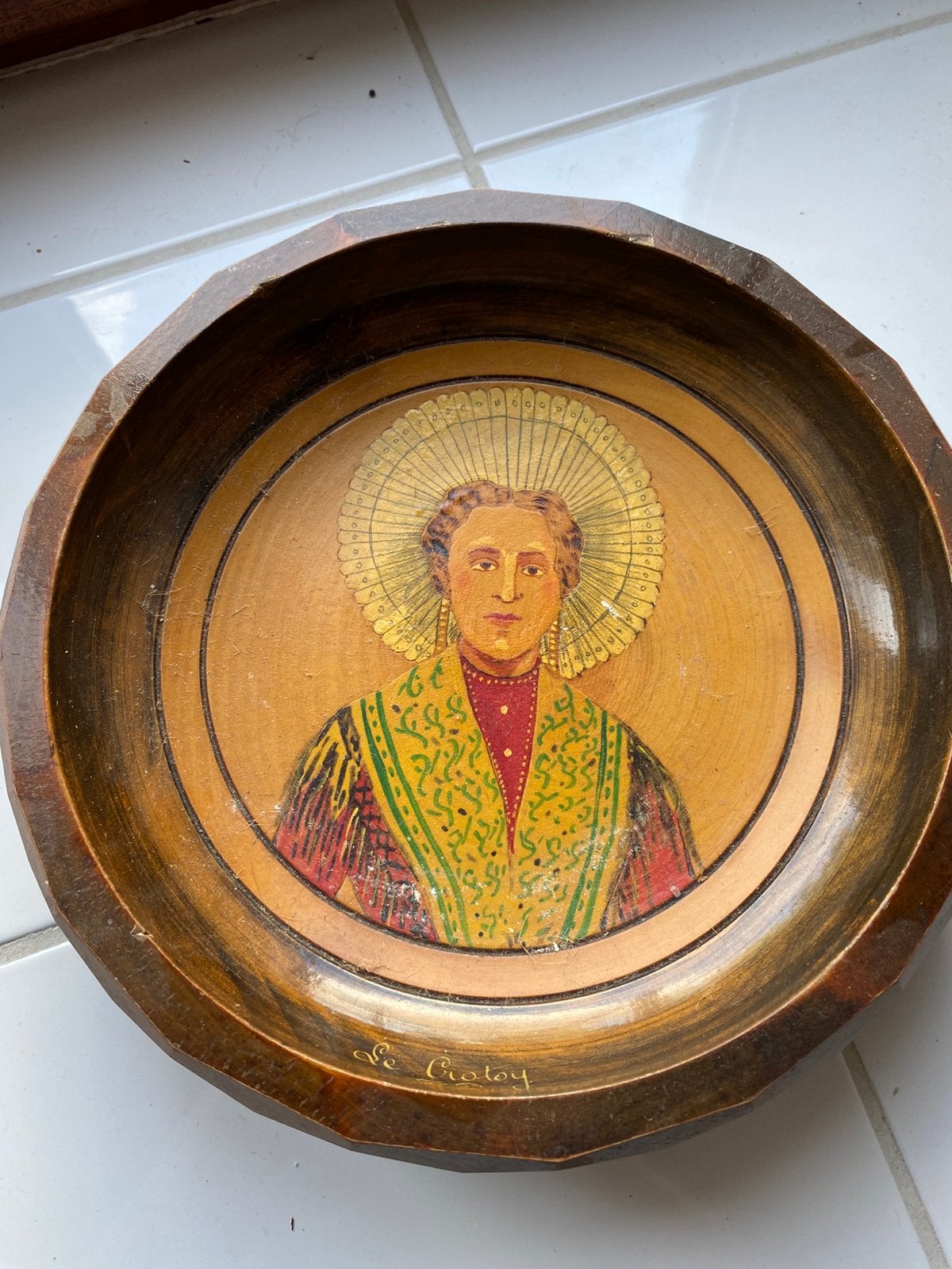 Ancien Plat en Bois Sculpté Le Crotoy Portrait de Sainte, Enlèvement ou Envoi