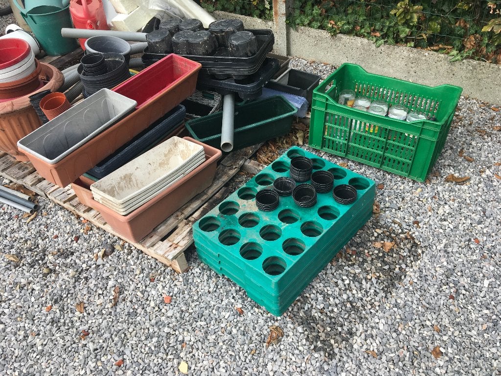 allerlei plastieken bloempotten, Ophalen, Gebruikt
