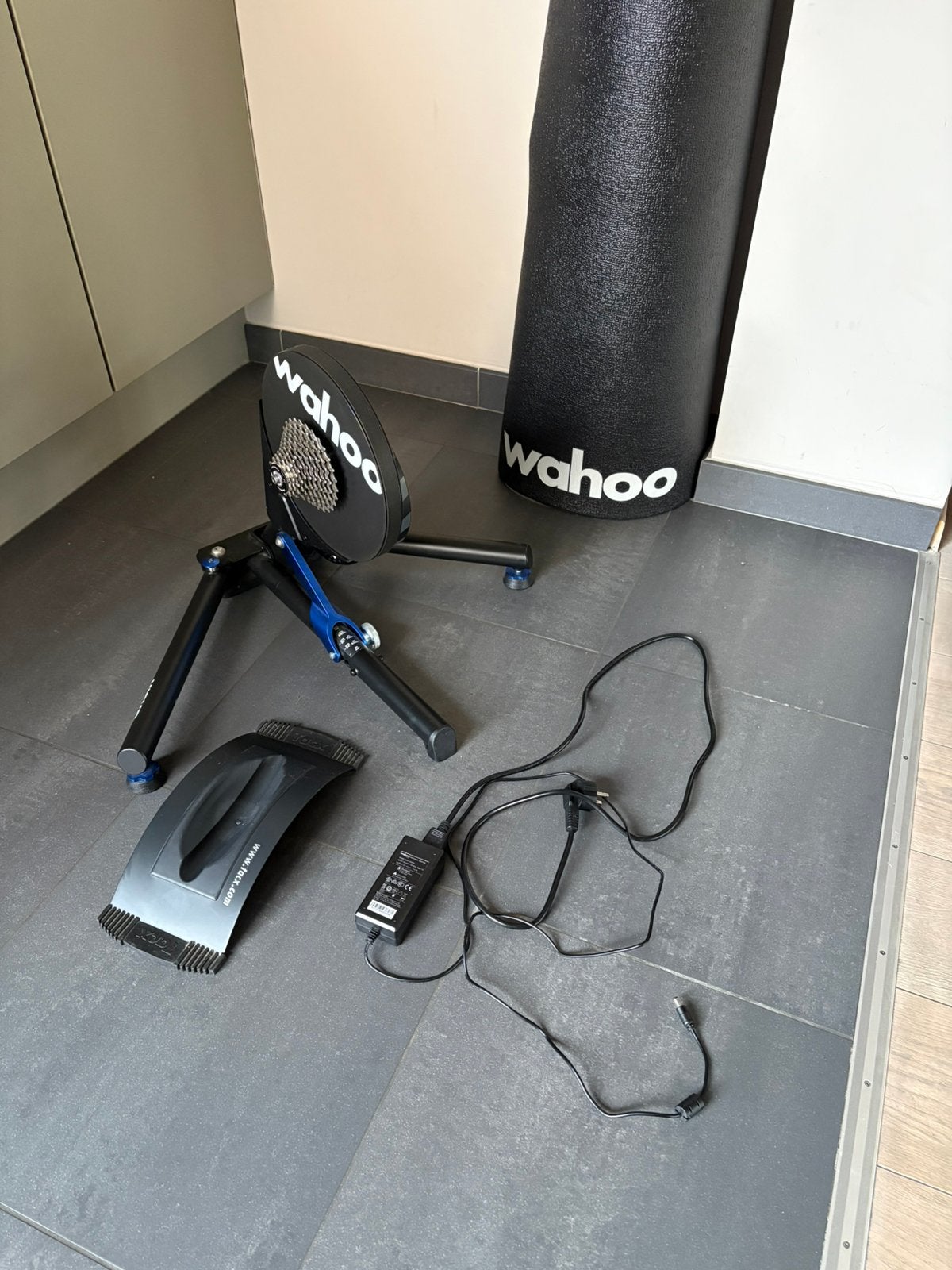 Wahoo KICKR CORE (eerste versie) + mat & voorwielhouder, Vélos & Vélomoteurs, Enlèvement, Comme neuf