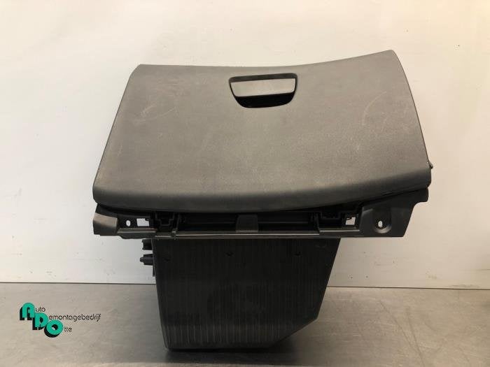 Boîte à gants d'un Peugeot 208 (208 12-), -, 3 mois de garantie, Utilisé, -