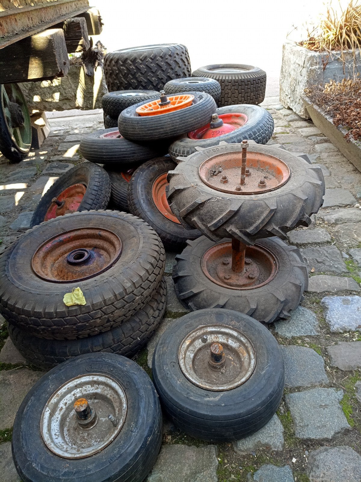 lot wielen steekkar, kruiwagen ,scootmobiel, quad bandjes, Ophalen