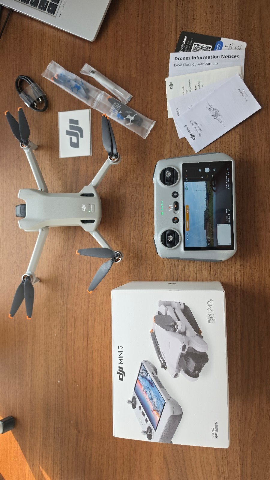 DJI Mini 3 + Smart Controler, Audio, Tv en Foto, Cameradrone, Ophalen of Verzenden, Zo goed als nieuw, Meer dan 45 minuten