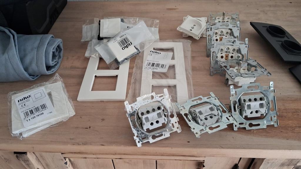 Lot stopcontacten en schakelaars, met extra schakelmateriaal, Doe-het-zelf en Bouw, Elektriciteit en Kabels, Ophalen