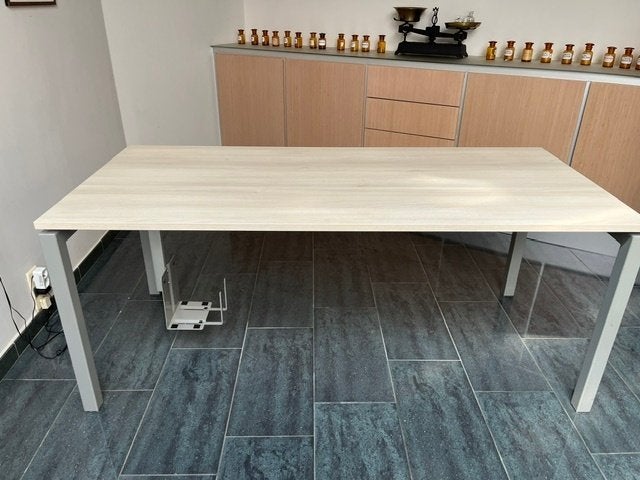 Bureau (2 identieke bureaus), Autres types, Comme neuf, Enlèvement, Bois