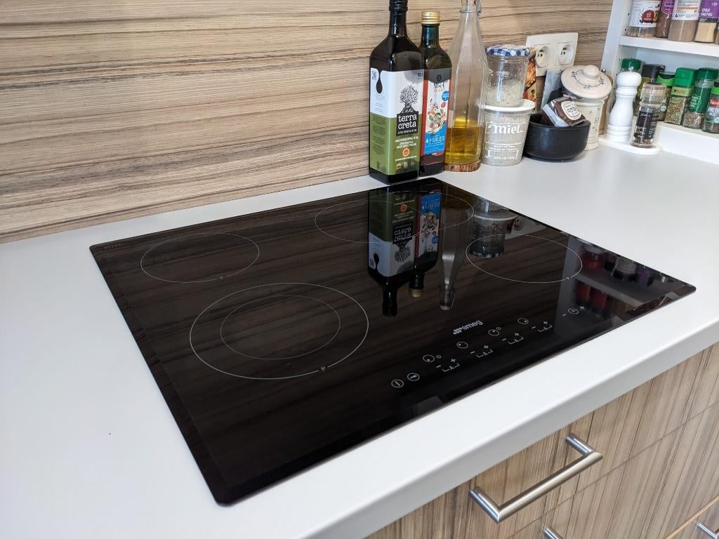 Taque vitrocéramique SMEG 60cm, 4 zones de cuisson, Enlèvement, Utilisé, Encastré