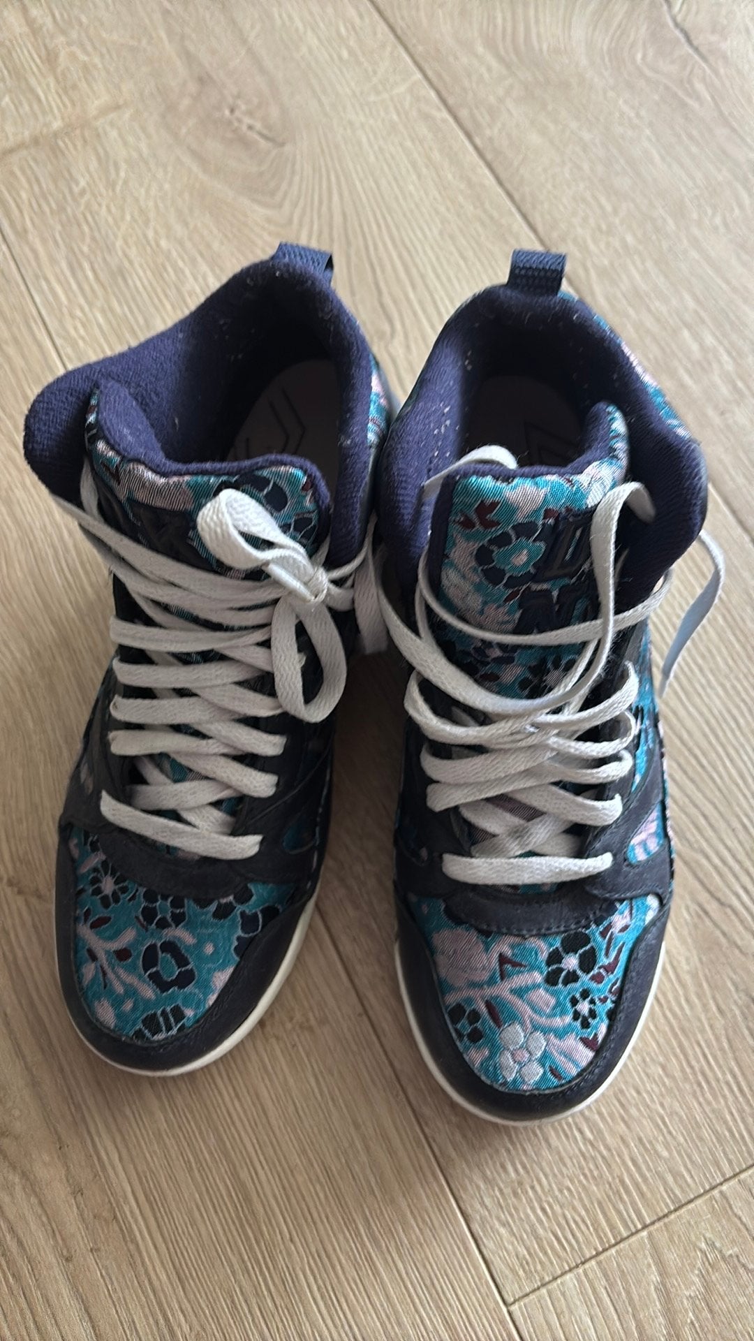 DKNY navy blue flower leather women sneakers 38.5, Kinderen en Baby's, Ophalen, Zo goed als nieuw