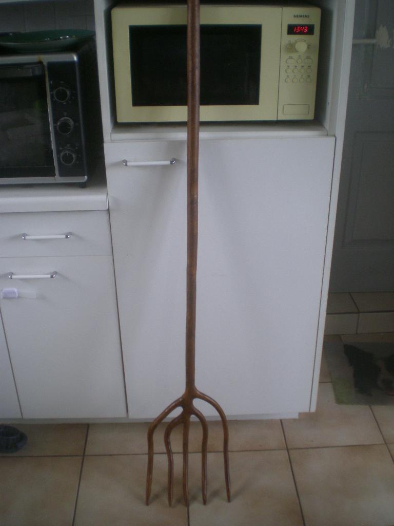 Vork (greep) L 1,42 m in hout, Tuin en Terras, Tuinwanddecoratie, Ophalen, Zo goed als nieuw