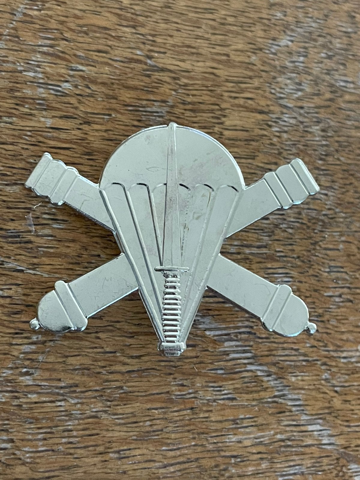 Beret embleem batterij para Oofr ( zilverkleurig ), Verzamelen, Verzenden, Landmacht, Embleem of Badge