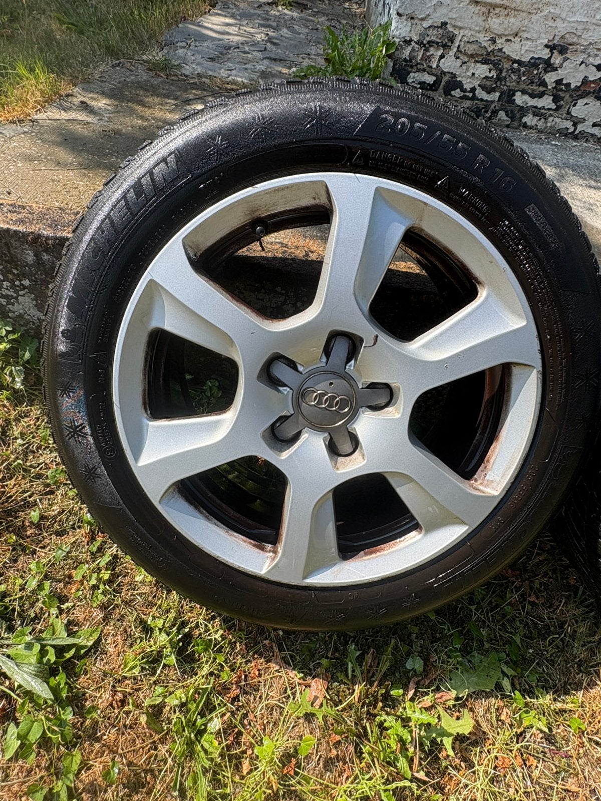 Jantes audi 16 pouce avec quatres bon pneu hiver Michelin, Ophalen, Gebruikt, 16 inch, Banden en Velgen