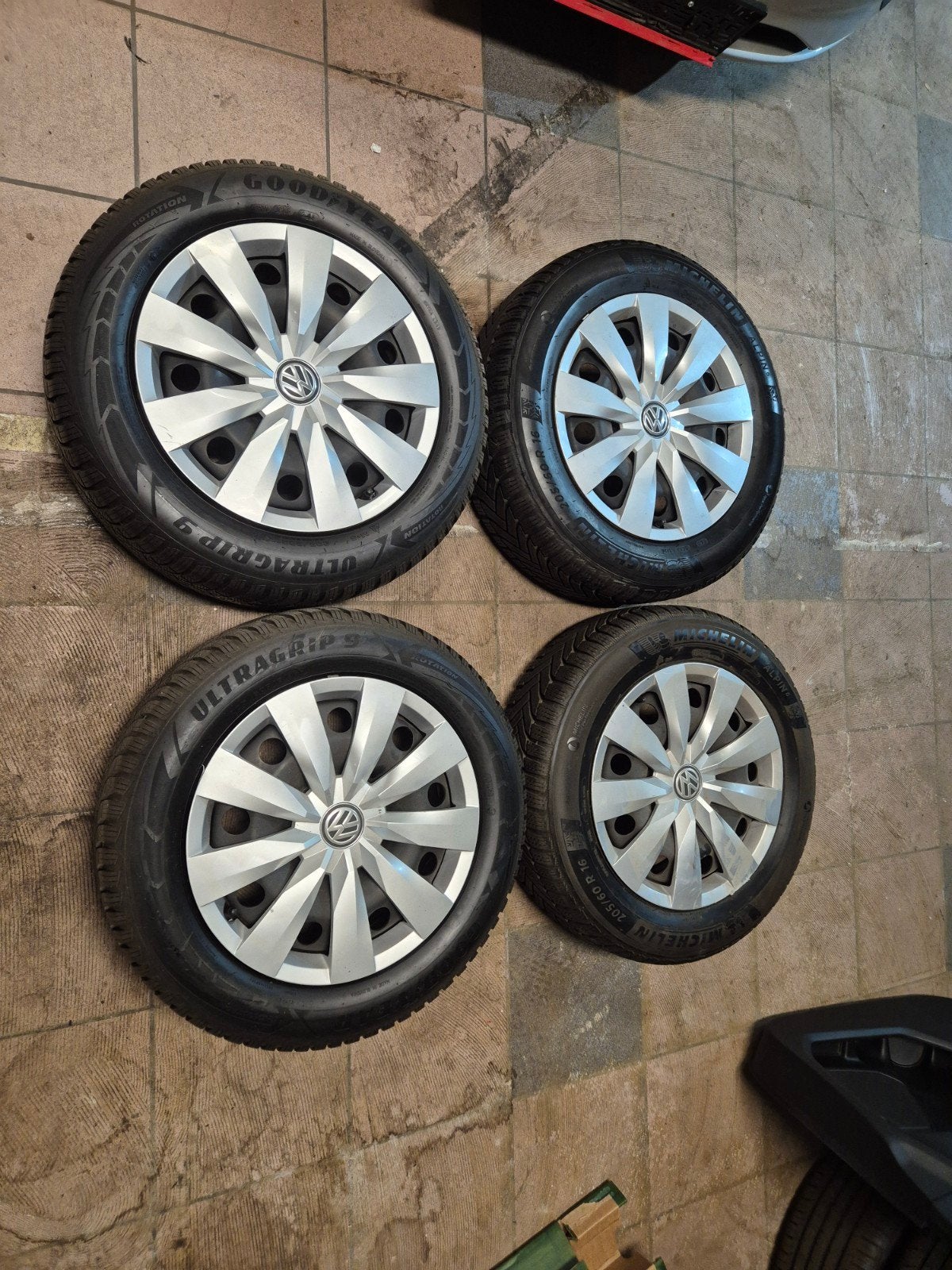 WINTERVELGEN EN BANDEN VW TOURAN GOODYEAR & MICHELIN 205 60, Auto-onderdelen, Banden en Velgen, Ophalen, Gebruikt, 16 inch, Band(en)