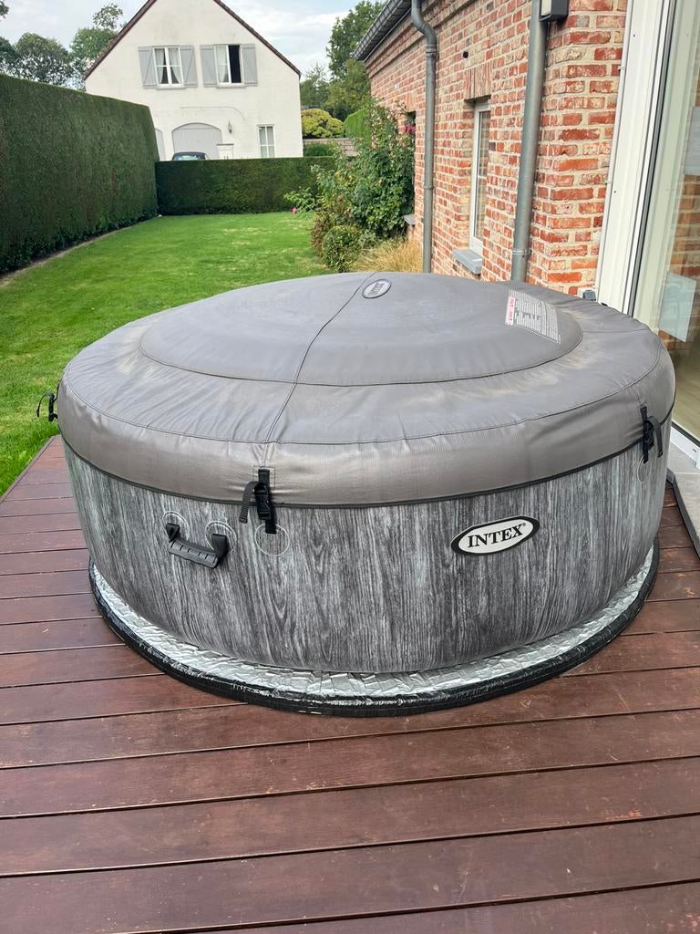 Jacuzzi gonflable Intex, Jardin & Terrasse, Bains à remous et Spas, Utilisé, Gonflable, Couverture, Tapis de sol, Filtre, Pompe