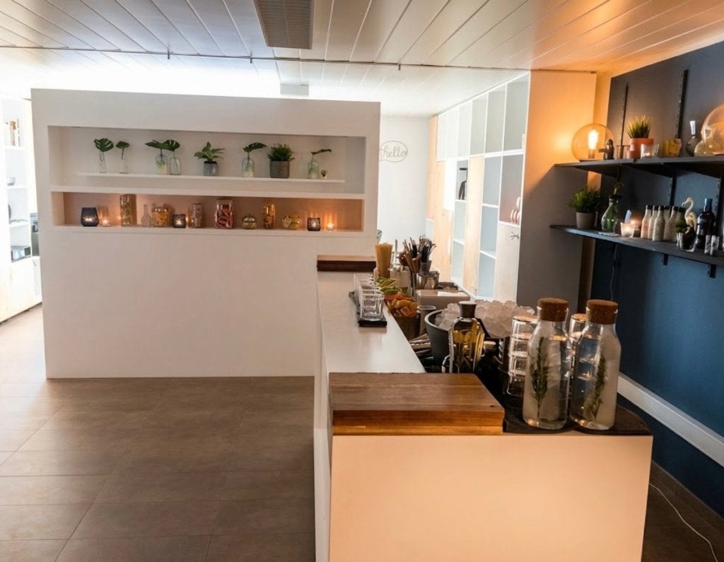 Comptoir avec paroi arrière élégante (laqué blanc mat), Maison & Meubles, 200 cm ou plus, Avec tablette(s), Enlèvement, Utilisé