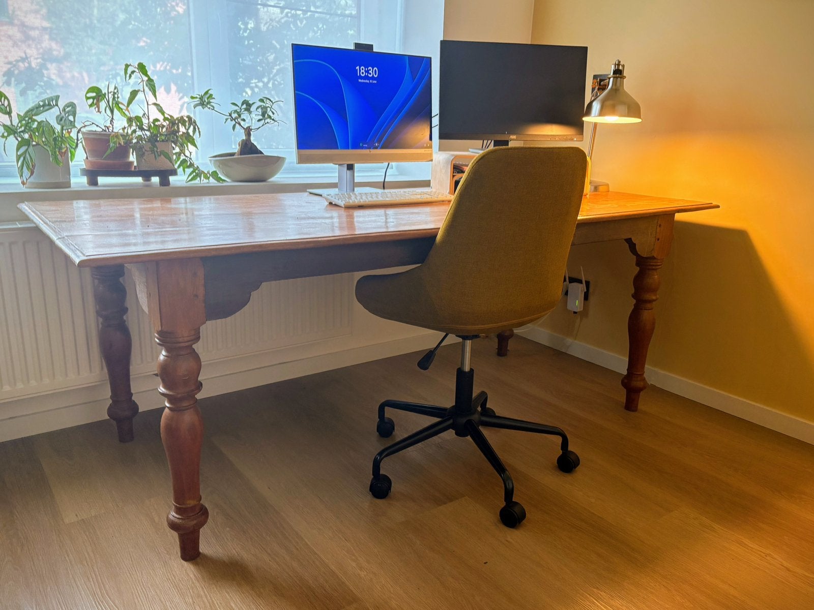 Table en bois massif - beau potentiel, Maison & Meubles, Bureaux, Utilisé, Vintage, Bois, Brun, Enlèvement