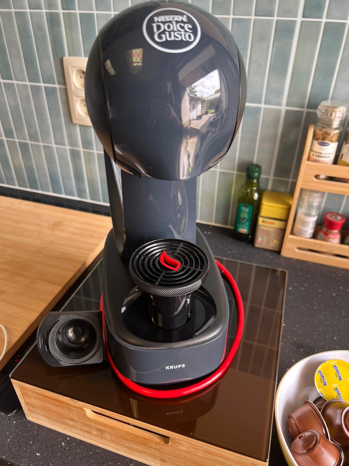 Dolce gusto met ladekastje en drankjes, Ophalen, Koffiemachine, Zo goed als nieuw, Koffiepads en cups