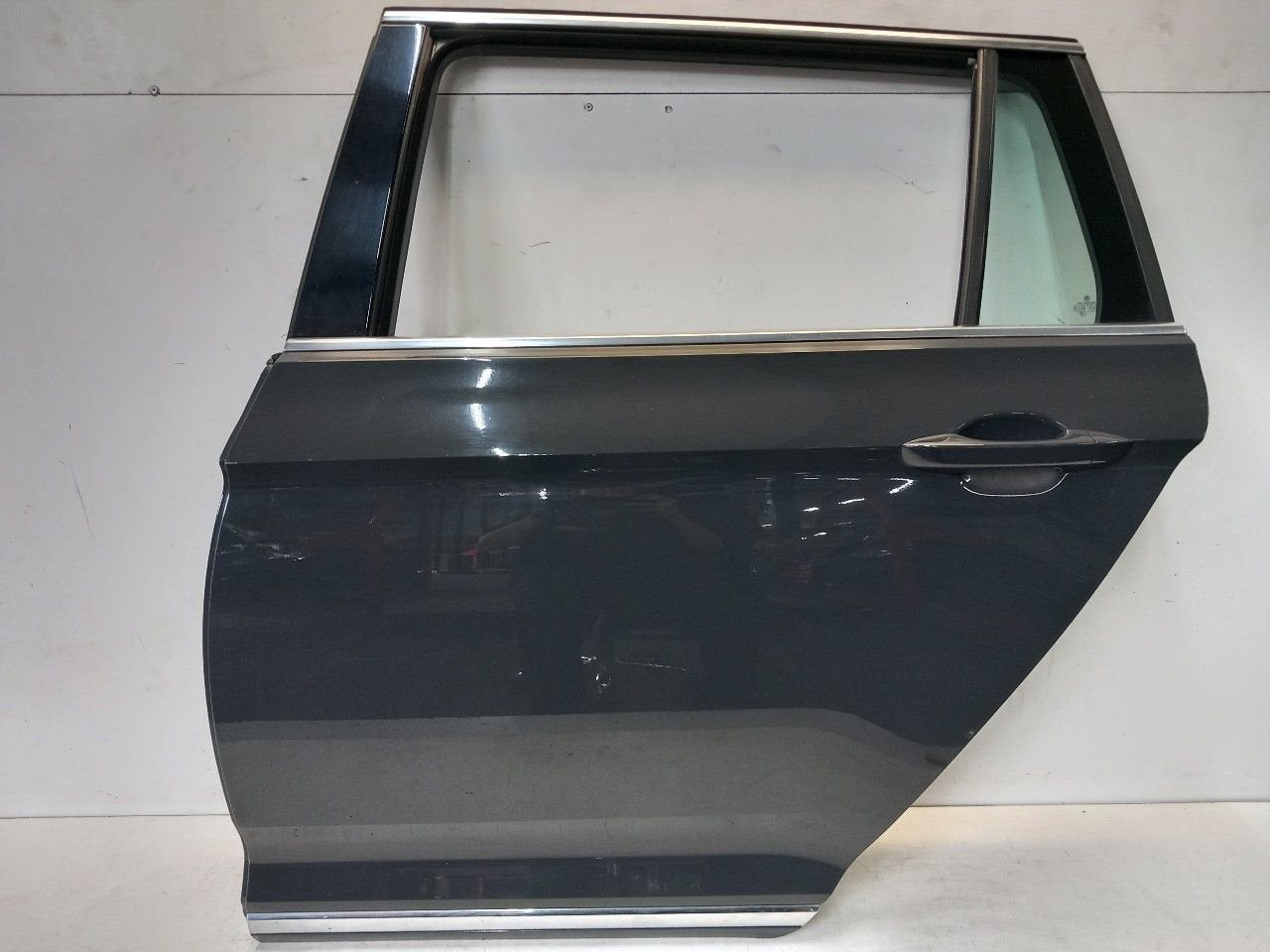 Portier links achter Volkswagen Passat, Onderdelen@venauto.nl, Van der Ven Autorecycling B.V., Ettenseweg 76, 4706 PB Roosendaal, The Netherlands