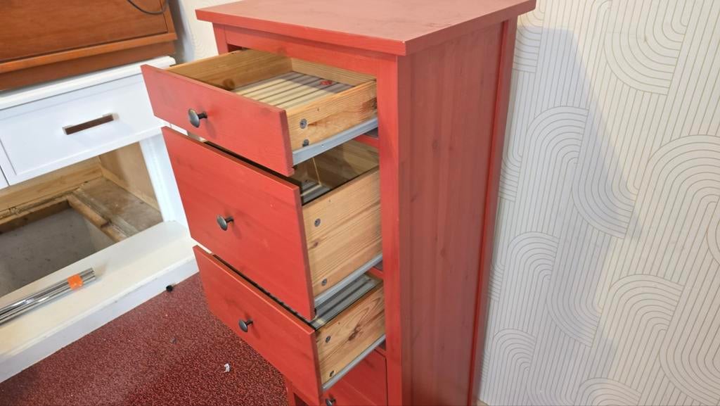 Commode IKEA HEMNES avec 5 tiroirs teintée Rouge h131xL58xl4, Maison & Meubles, Cuisine | Cuisines complètes, Rouge, Bois