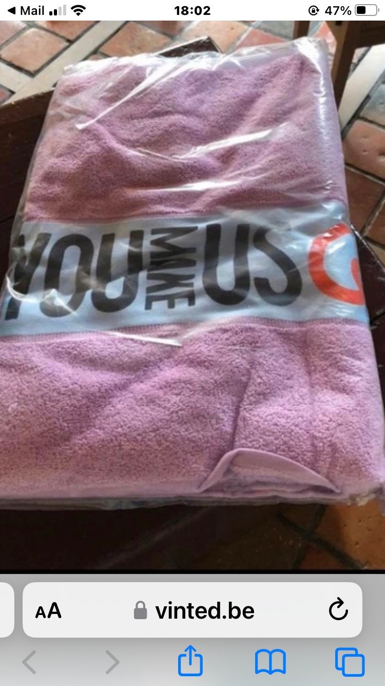 Badhanddoek Q music, Huis en Inrichting, Ophalen, Nieuw, Paars, Overige typen
