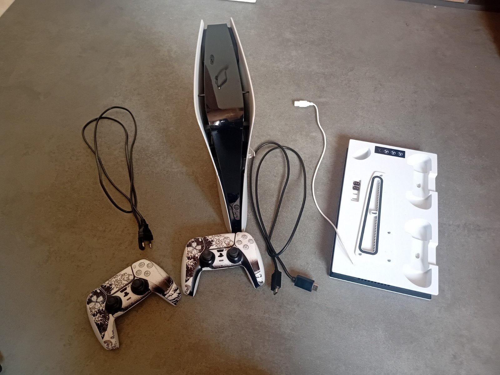 Ps5 Slim digital edition - 1TB -  2 controllers, Games en Spelcomputers, Spelcomputers | Nintendo Wii, Zo goed als nieuw, Met 2 controllers