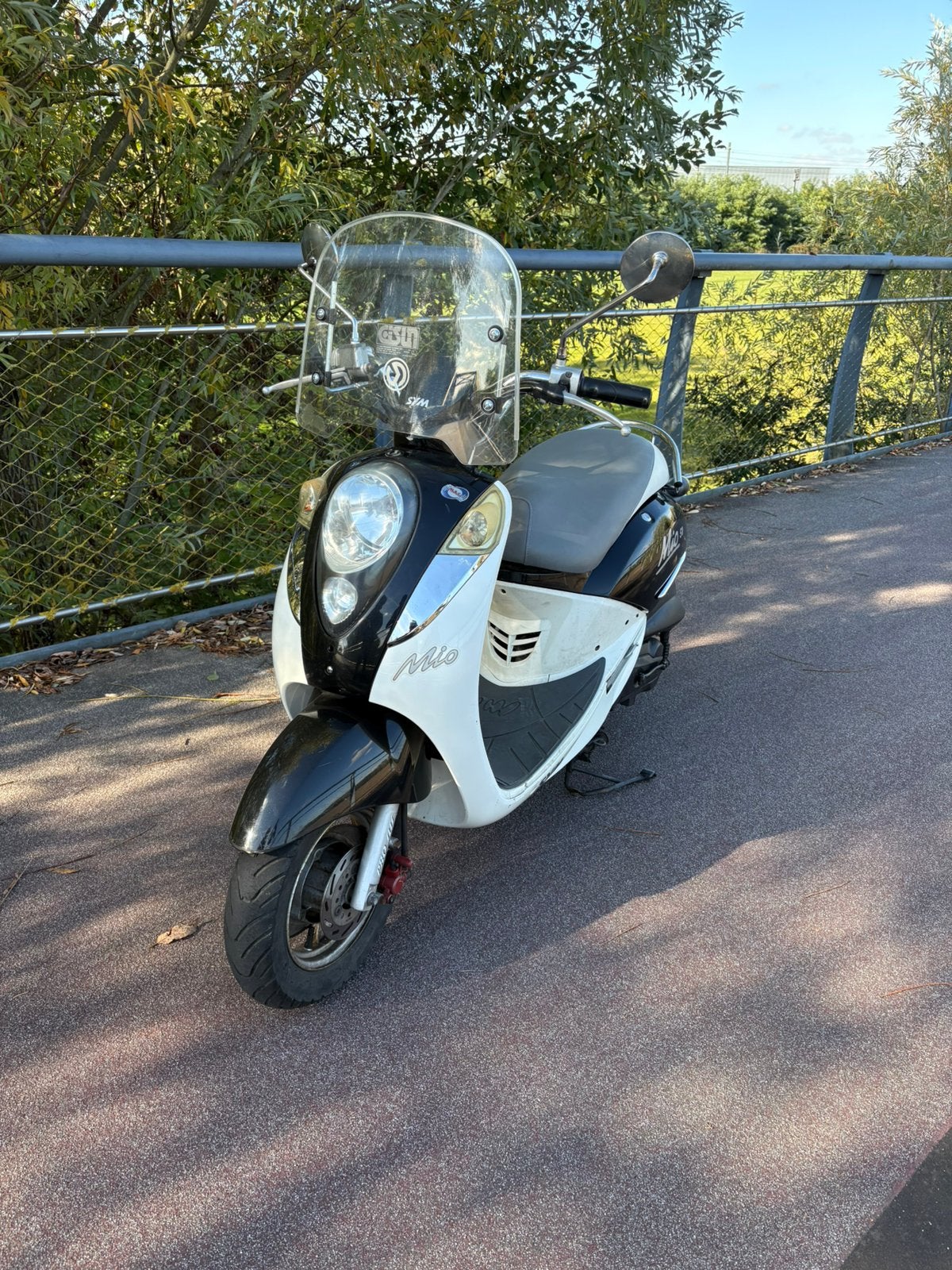 Sym mio 50 met originele windscherm, Vélos & Vélomoteurs, Enlèvement, Comme neuf, Mio