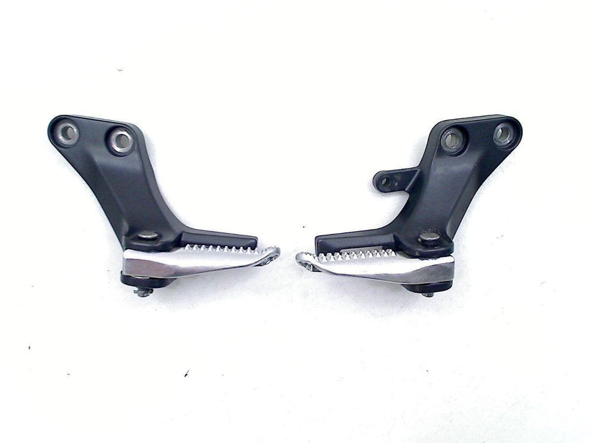 REPOSE-PIEDS SET Yamaha MT 09 2021-2023 (MT09 B7N), Dhr. S. di Majo, Utilisé, Info@cama-motorparts.nl, P.J. Troelstraweg 8 8
3144 CX  MAASSLUIS, NL