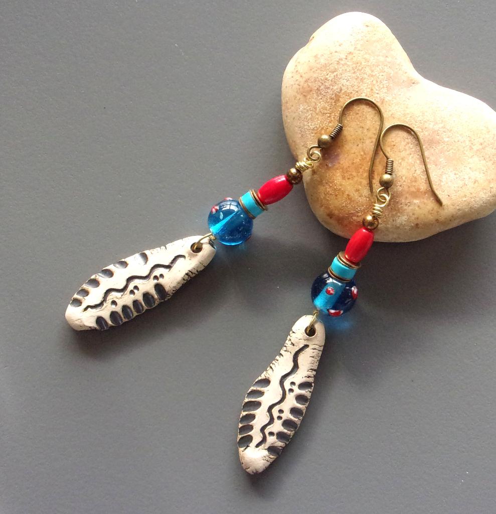 Handgemaakte keramische oorbellen met turkoois en koraal, Handtassen en Accessoires, Hangers, Blauw, Nieuw, Ophalen of Verzenden