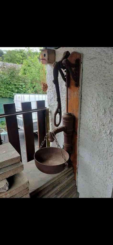 Ancienne pompe à bras murale en fonte – Déco Jardin