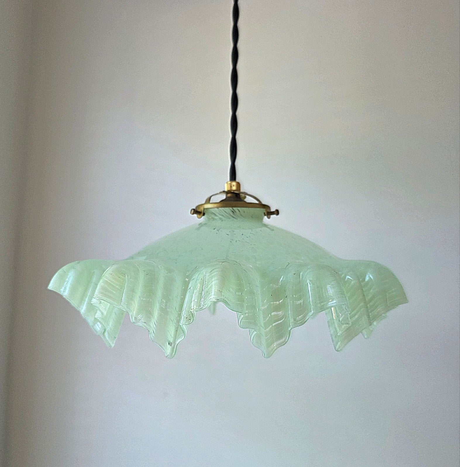 Lampe à suspension vintage italienne en verre opalin à la cr, Maison & Meubles, Enlèvement ou Envoi, Verre