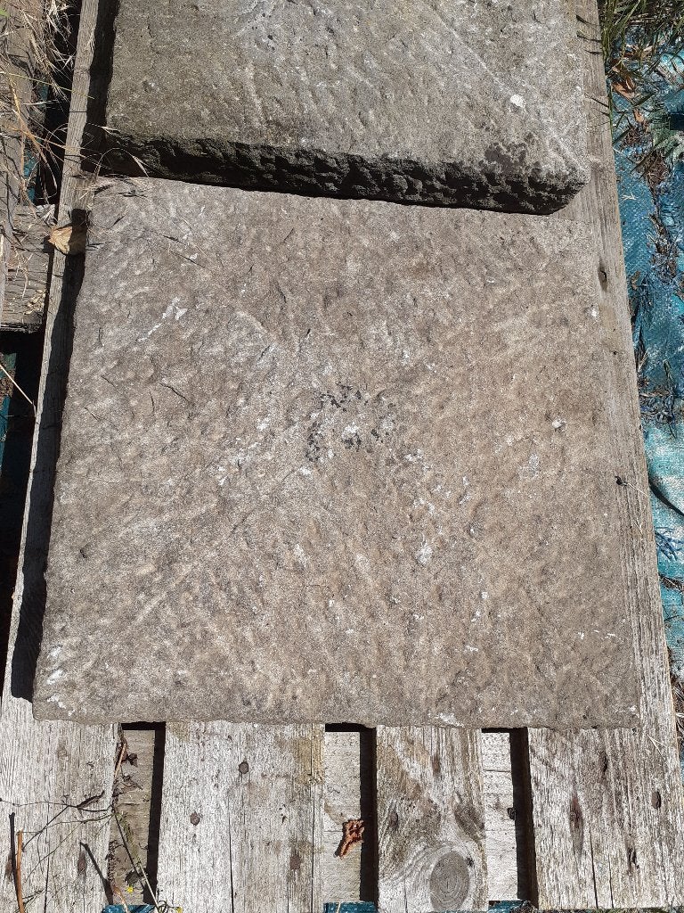 PAIRE DE TETES DE PILASTRE,DE COLONNE EN PIERRE BLEUE ., Ophalen, Gebruikt