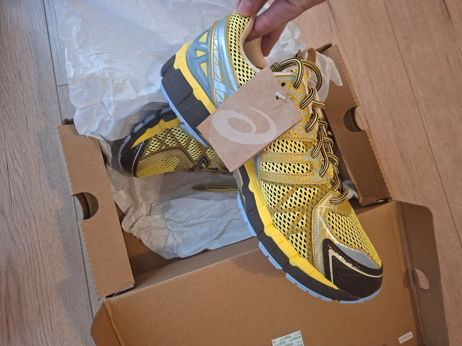 NIEUWE Asics Gel Kayano, maat 46 Vibrant Yellow/Pure Silver, Sports & Fitness, Neuf, Course à pied, Enlèvement ou Envoi, Chaussures de course à pied