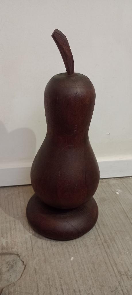 Superbe Sculpture Poire en Bois Massif - 45 cm - 2,5 kg, Sur socle, Bois, Enlèvement ou Envoi, Flora