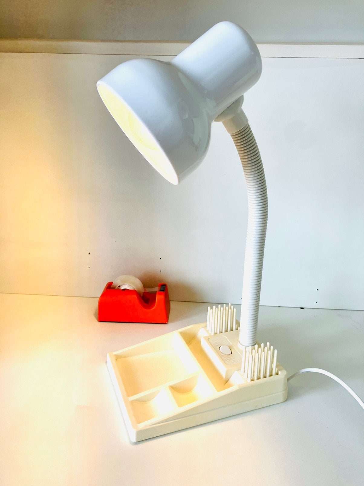 VINTAGE 70’s BUREAU LAMP VAN “MASSIVE” (Zie Beschrijving), Vintage, Enlèvement ou Envoi, Blanc, Synthétique