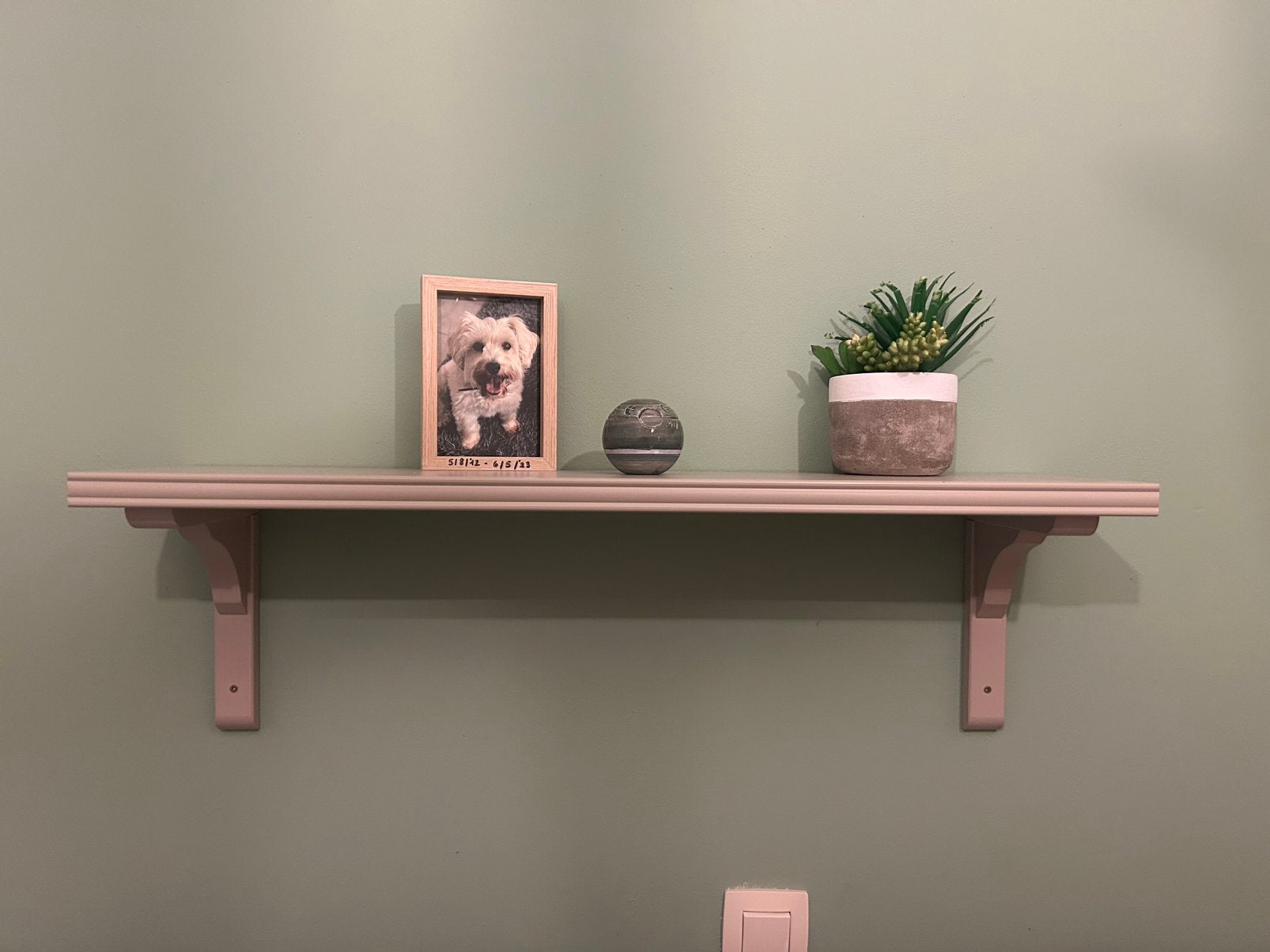 Grijze wandplank van IKEA, Huis en Inrichting, Woonaccessoires | Wandplanken en Boekenplanken, Ophalen, Zo goed als nieuw
