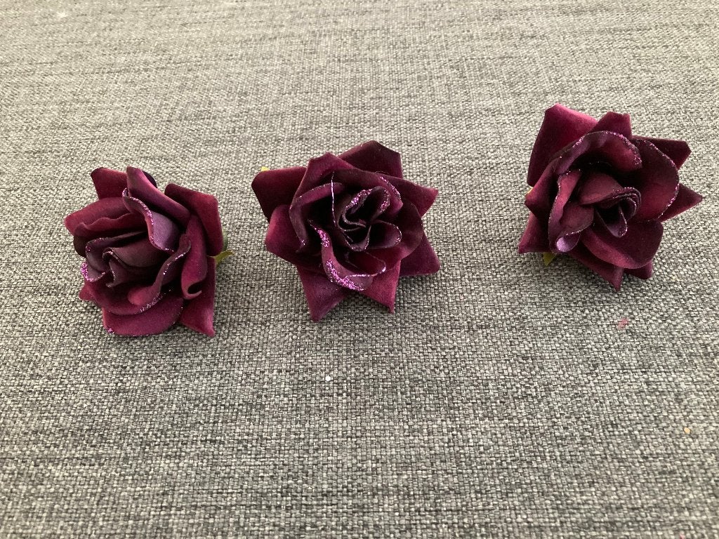3 aubergine roosjes (kan dienen tafelversiering of bloemsch, Ophalen of Verzenden, Zo goed als nieuw, Versiering