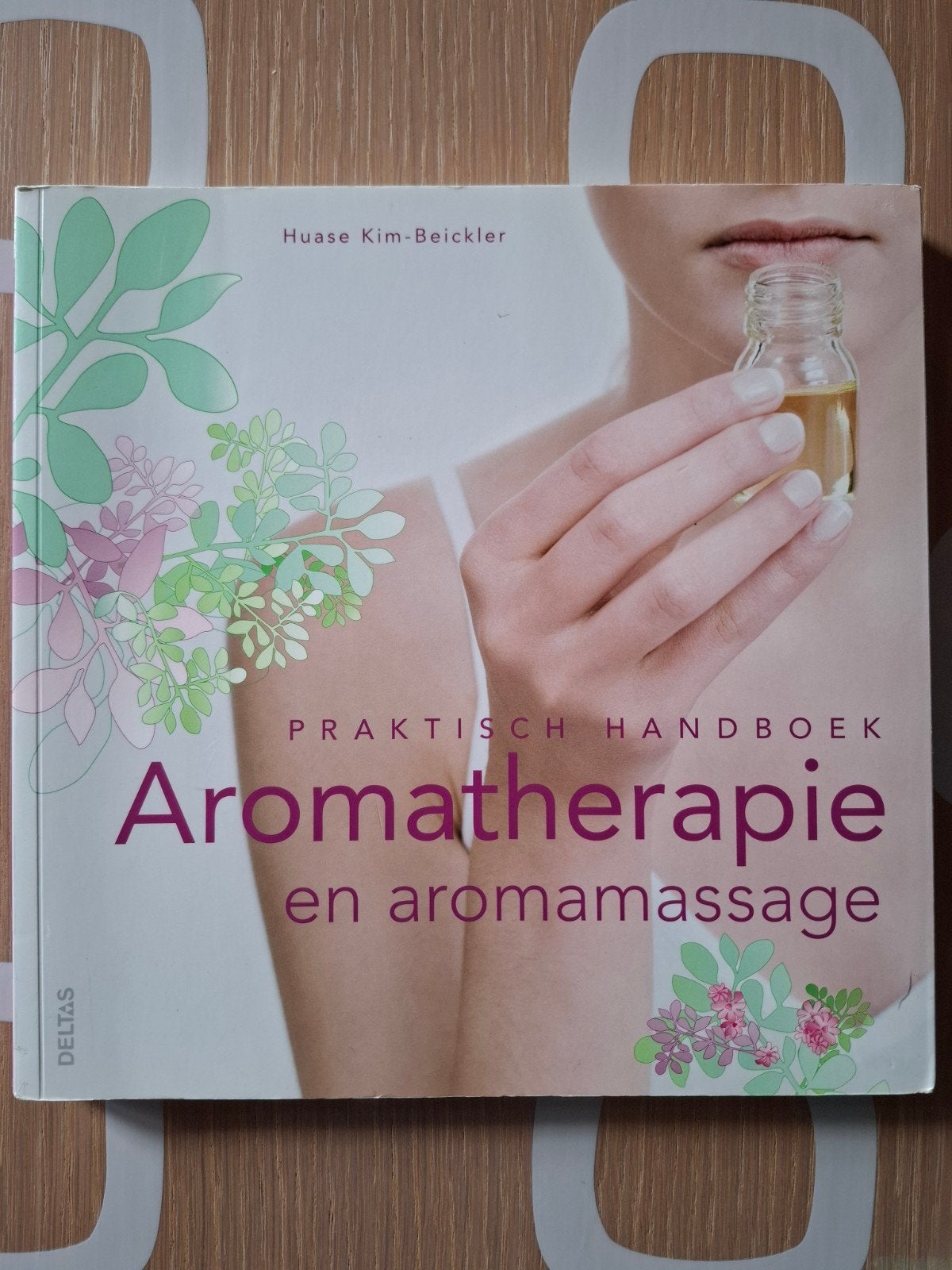 Praktisch handboek Aromatherapie en aromamassage, Boeken, Ophalen of Verzenden