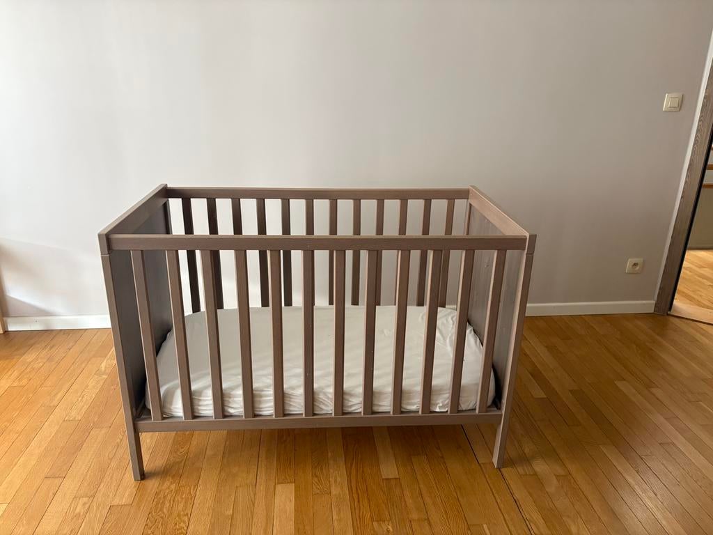 Ikea Sundvik babybed met matras, hoofdbeschermer en lakens, Ophalen, Zo goed als nieuw