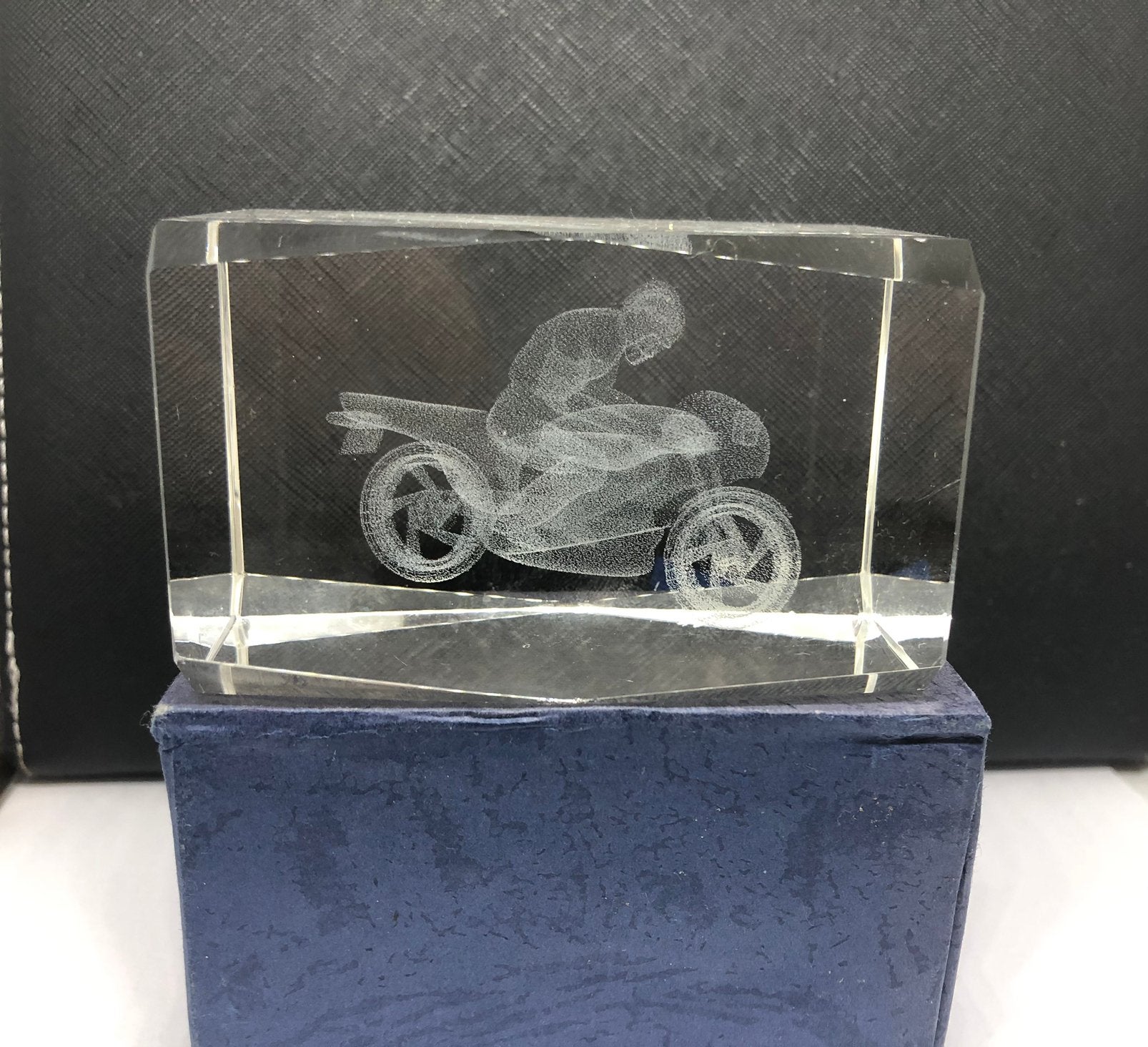 Presse-papier, bloc en cristal 3D, moto sportive avec pilote, Antiquités & Art, Antiquités | Verre & Cristal, Enlèvement ou Envoi