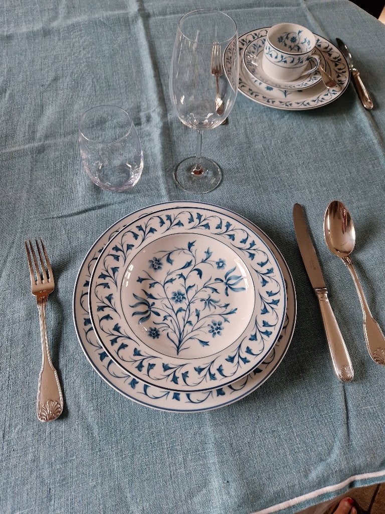 Magnifique Service en porcelaine Bernardaud modèle Ispahan, Maison & Meubles, Service complet, Comme neuf, Enlèvement, Autres styles