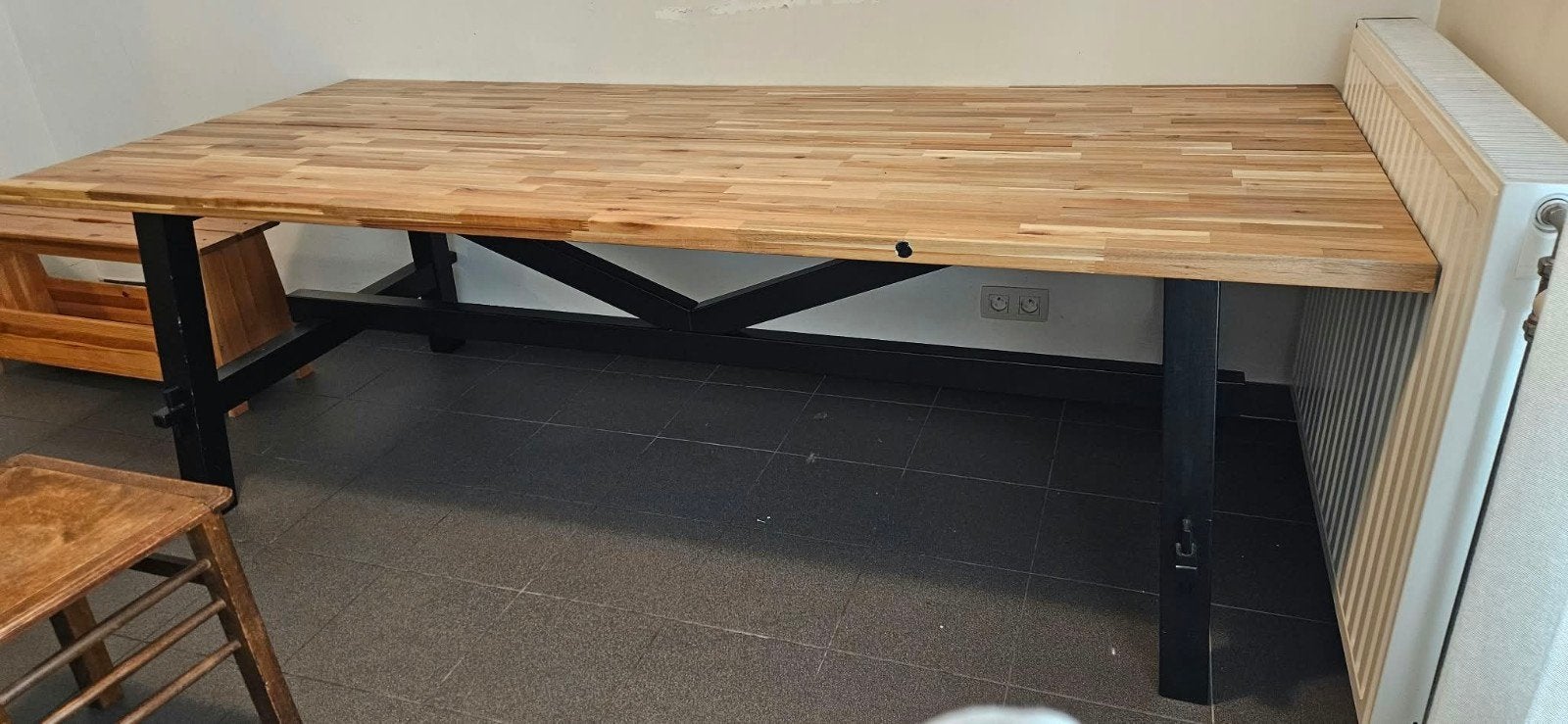 Grote tafel met houten blad skogsta, Huis en Inrichting, Natuurlijk, Ophalen, IKEA, Zwart