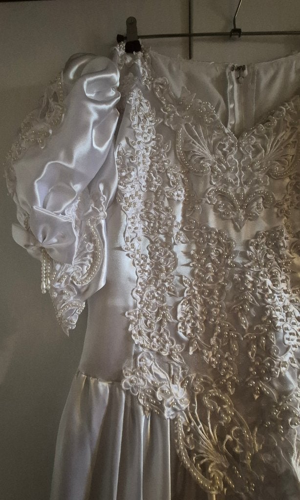 vintage trouwjurk met satijnen stof en pofmouwen, Ophalen of Verzenden, Zo goed als nieuw, Wit, Trouwjurk