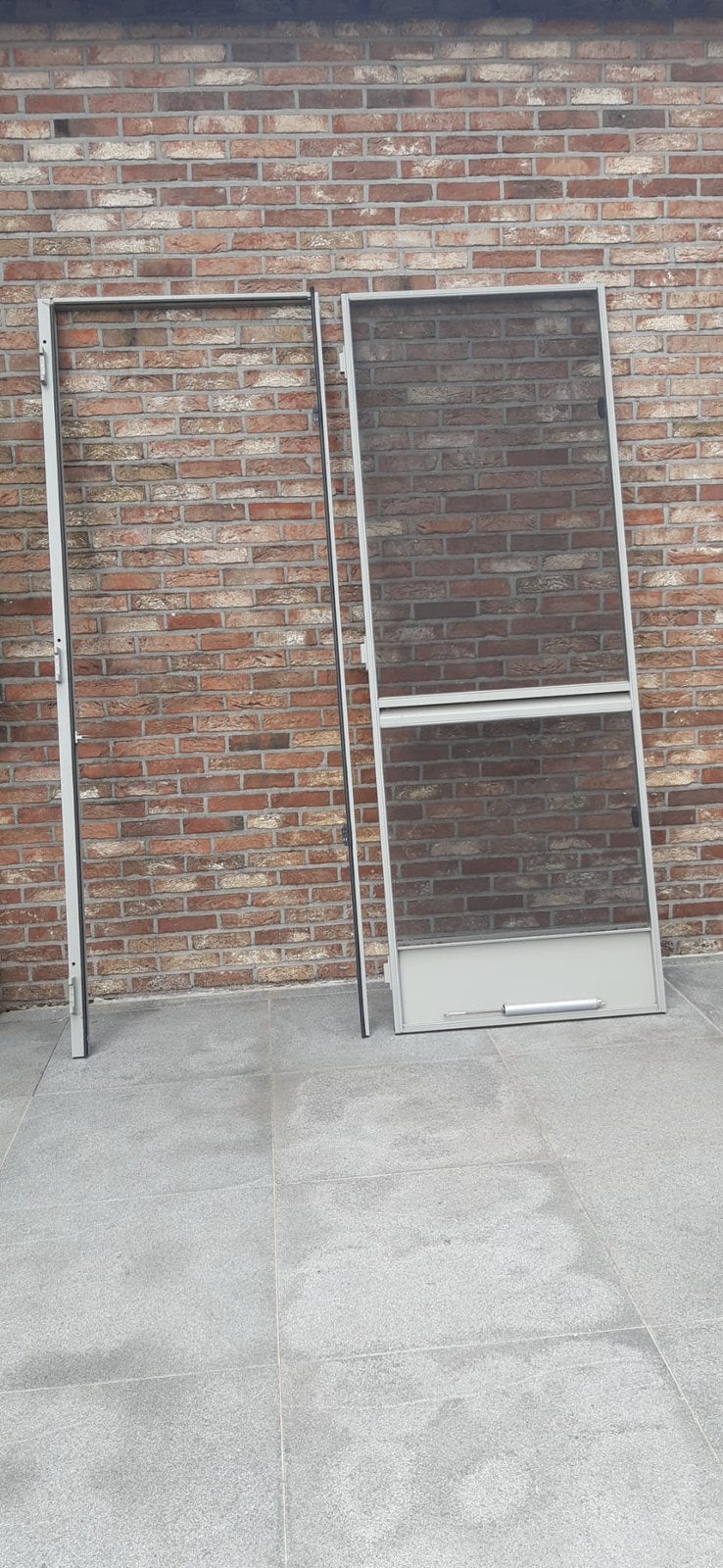 Vliegendeur met uitvulkader, pomp en stootplaat - 79/211, Doe-het-zelf en Bouw, Ophalen, Zo goed als nieuw, Metaal, Hordeur