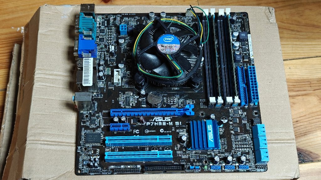 Asus LGA1156 Set: H55 Moederbord + Intel CPU + 4GB DDR3, LGA 1156, Gebruikt, DDR3, Ophalen of Verzenden
