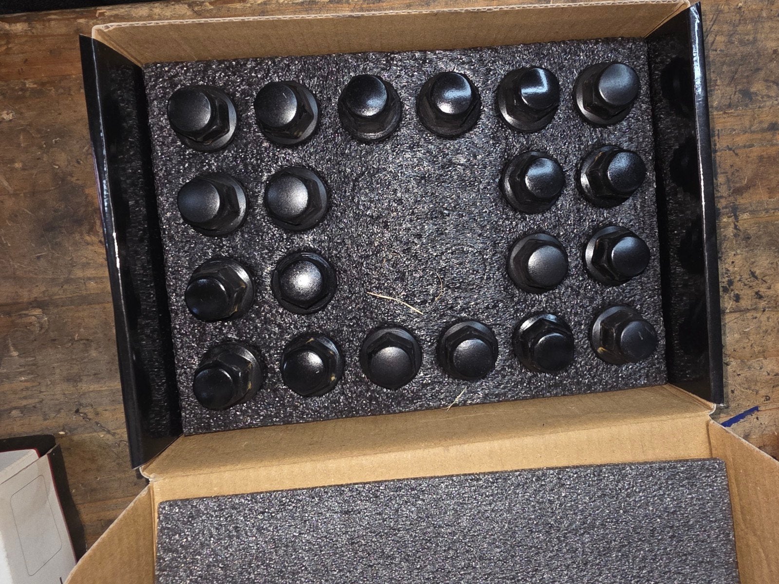Boulons noirs M12x1,5, Enlèvement