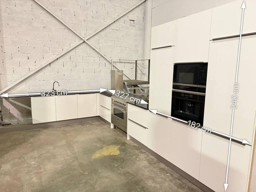#45 Grande cuisine équipée blanche en L, Maison & Meubles, Cuisine | Cuisines complètes, Granit ou Pierre, Brillant ou Laqué, Enlèvement