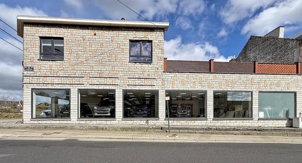 A LOUER GARAGE SHOWROOM AVEC UN PARKING DE 500 M³, Immo, Garages & Places de parking, Charleroi