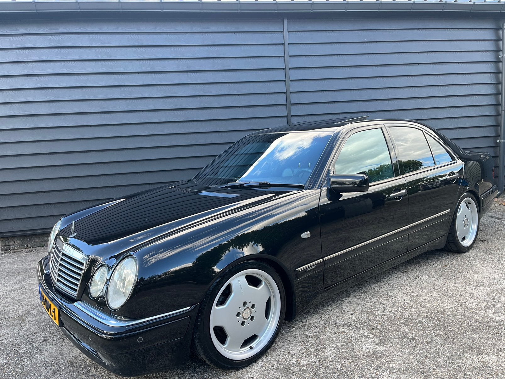 Mercedes-Benz W210 E55 AMG, Autos, Cuir, Achat, Capteur de stationnement, Carnet d'entretien