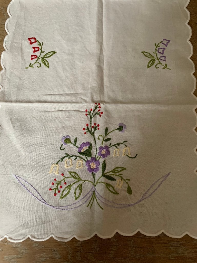 ** vintage wit geborduurd lopertje, Huis en Inrichting, Ophalen of Verzenden, Geborduurd, Wit