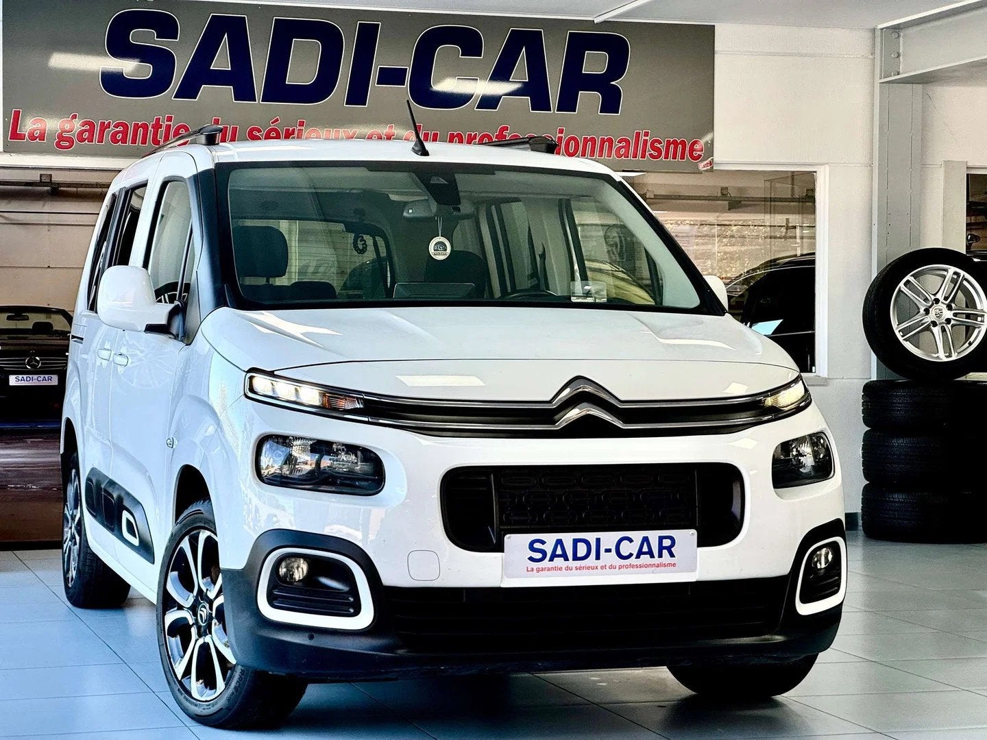 Citroën Berlingo M - 1.5 BlueHDi 130cv EAT8 - SHINE, Auto's, Automaat, Stof, Gebruikt, 4 cilinders